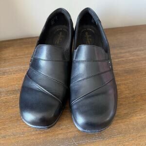 Clarks Woman’s May Marigold Black Leather Slip On Shoes- Size 10W